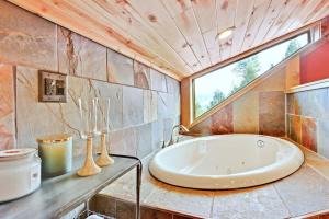 Serene and cozy updated log cabin in the woods