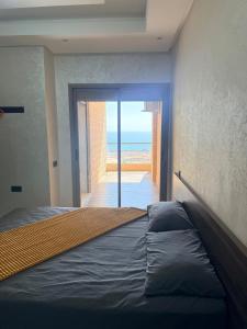 Elegant 3 bed apartment with sea view