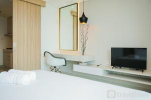 Cozy and Homey Studio at Bintaro Embarcadero Apartment By Travelio