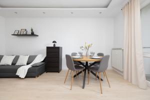 Bright Apartments in Warsaw Close to the Old Town by Noclegi Renters
