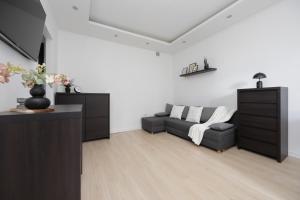Bright Apartments in Warsaw Close to the Old Town by Noclegi Renters