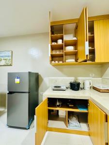 Lane 2 - 2BR Fully airconditioned Apartelle near Wilcon and Robinsons