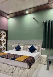 FabHotels Cypress