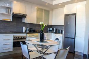 Skyline Living Table Mountain Views