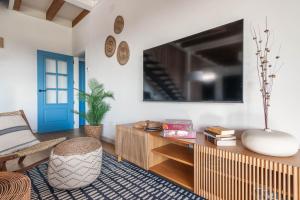 Villa de diseño con jardín, piscina y vistas