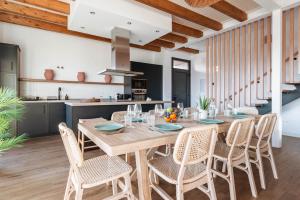Villa de diseño con jardín, piscina y vistas