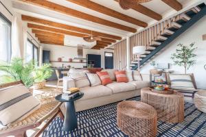 Villa de diseño con jardín, piscina y vistas