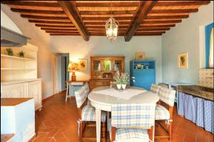 Garden-access apartment in the heart of Tuscany