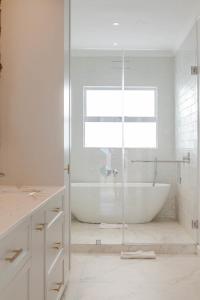 Classic Elegance 2Br Prime Location Sea Point