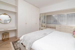 Classic Elegance 2Br Prime Location Sea Point