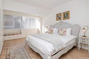 Classic Elegance 2Br Prime Location Sea Point