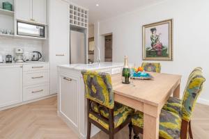 Classic Elegance 2Br Prime Location Sea Point