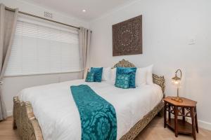 Classic Elegance 2Br Prime Location Sea Point