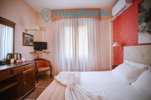 TriplyRooms Collection - Pisa Central Station