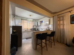 B106-Executive 1 BR, Secure Parking ,Fast WI-FI ,Work desk, Private Balcony - ARIES LUXE SUITES
