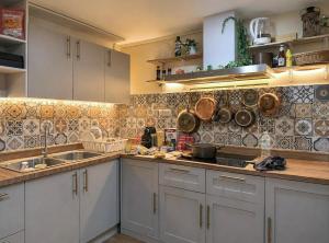 4BRs Spanish Hacienda 10 mins from MRT Huaikwang,JODDFair,RCA