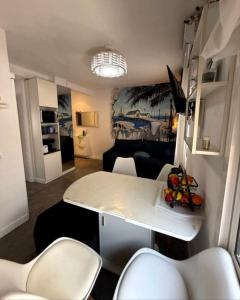 Modern Art Apartment 50m to the Beach