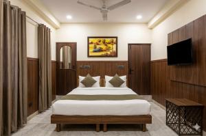 Hotel South Embassy 2 Min Walk From Durgabai Deshmukh South Campus Metro Station