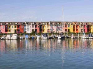 Spacious apartment in Caorle with shared pool