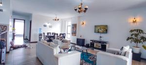 1202 Ivory Skyline Apartment - Rooftop pool, Gym, Playground, Parking and 24hr Security