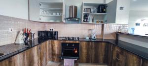 1202 Ivory Skyline Apartment - Rooftop pool, Gym, Playground, Parking and 24hr Security