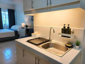 Centropolis Communities Room with Washer, Pool Access and Free Parking