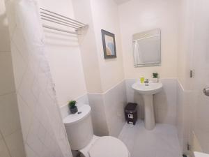 Centropolis Communities Room with Washer, Pool Access and Free Parking