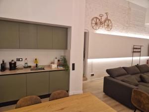 New 2026 luxury design loft, by Santa Barbara Castle, with pool table, AC and wifi