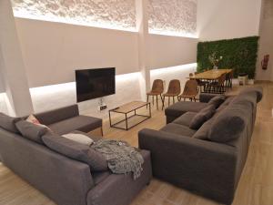 New 2026 luxury design loft, by Santa Barbara Castle, with pool table, AC and wifi