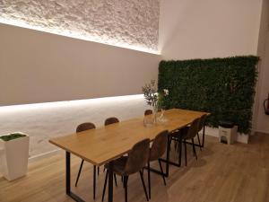 New 2026 luxury design loft, by Santa Barbara Castle, with pool table, AC and wifi