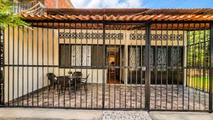 Casa esquinera con Zona verde y asados en familia