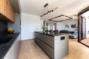 Luxury 3bd coastal house minutes from beach