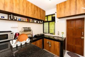 Beautiful & Spacious 2bhk AC Apartment near baga beach close to Titos lane with Kitchen, Washing Machine, Car parking and Swimming Pool