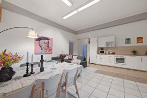 Spacious 4BR Designer Art Flat Near Metro & Opera