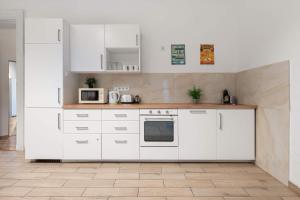 Spacious 4BR Designer Art Flat Near Metro & Opera