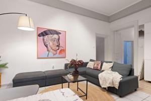 Spacious 4BR Designer Art Flat Near Metro & Opera