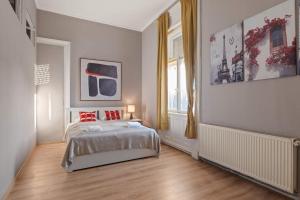 Spacious 4BR Designer Art Flat Near Metro & Opera