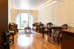Colonial House