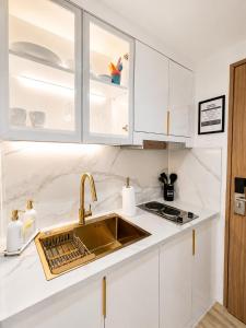 Golden Luxe Staycation - Shore3 Tower1 - 1BR Near MOA