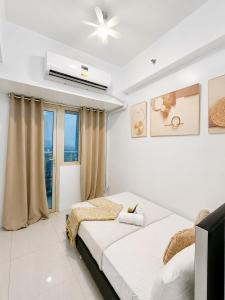 Luxe Staycation-2BR with Balcony and City View near MOA, World Trade Center, PICC at Coast Residences