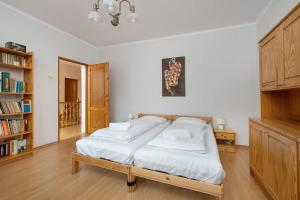 Przytulne Apartamenty w Klimatycznym Domu nad Białką w Otoczeniu Górskich Krajobrazów by Noclegi Renters