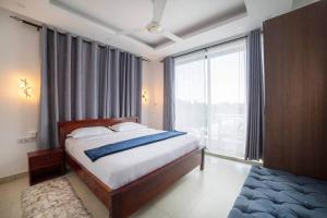 Luxury Beachwalk Apt-Pool, King Bed-Rooftop Views
