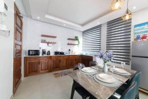 Luxury Beachwalk Apt-Pool, King Bed-Rooftop Views