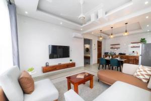 Luxury Beachwalk Apt-Pool, King Bed-Rooftop Views