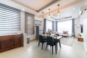 Luxury Beachwalk Apt-Pool, King Bed-Rooftop Views