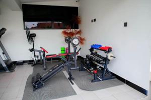 Luxury Oasis 2BDR Apt. wPOOL - Jacuzzi - Gym - Near Mall