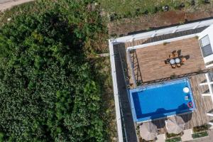 7 - Min Walk to Beach | Pool - KING Bed | Wi-Fi