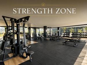 LolaBeachfront - Indoor Heated Pool & Spa - Premium Gym - Private Garden - 5 min Train to Airport