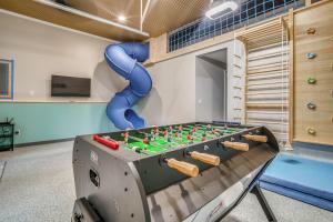 Family Fun! Indoor Jungle Gym, Hot Tub & Beach