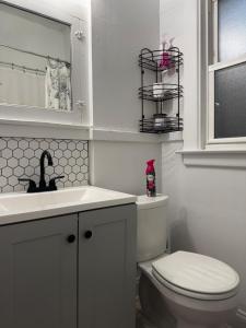 Charming 2BR Ferndale Flat Enclosed Porch & Yard